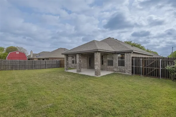 $1,900 | 205 Commonwealth Circle, Waxahachie, TX 75165