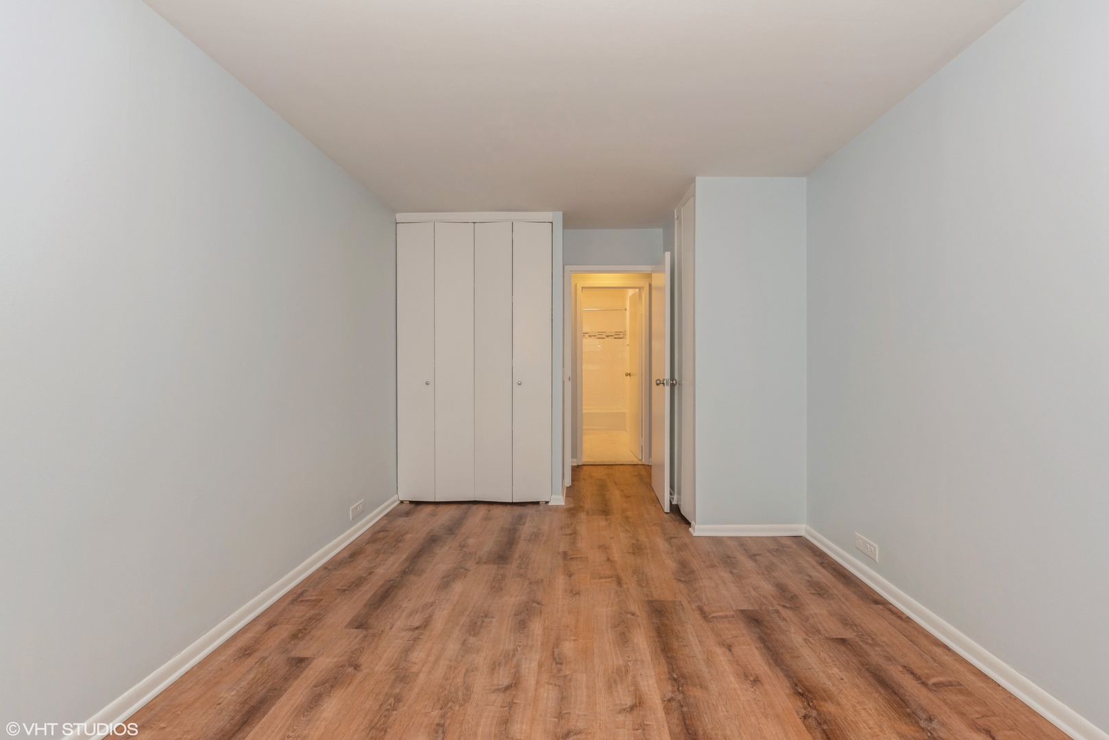 5415 North Sheridan Road, Unit 3814 Chicago, IL 60640 - Photo 12 of 25 a view of an empty room and window