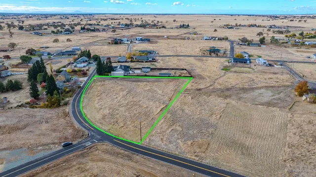 a view of swimming pool with a lake