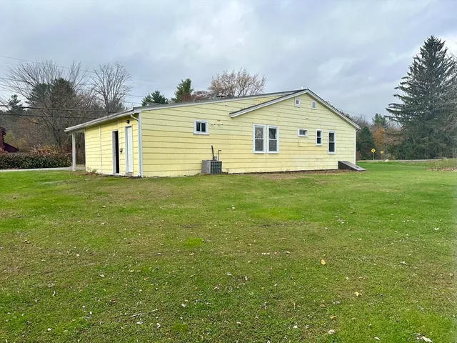 a view of a house with a yard