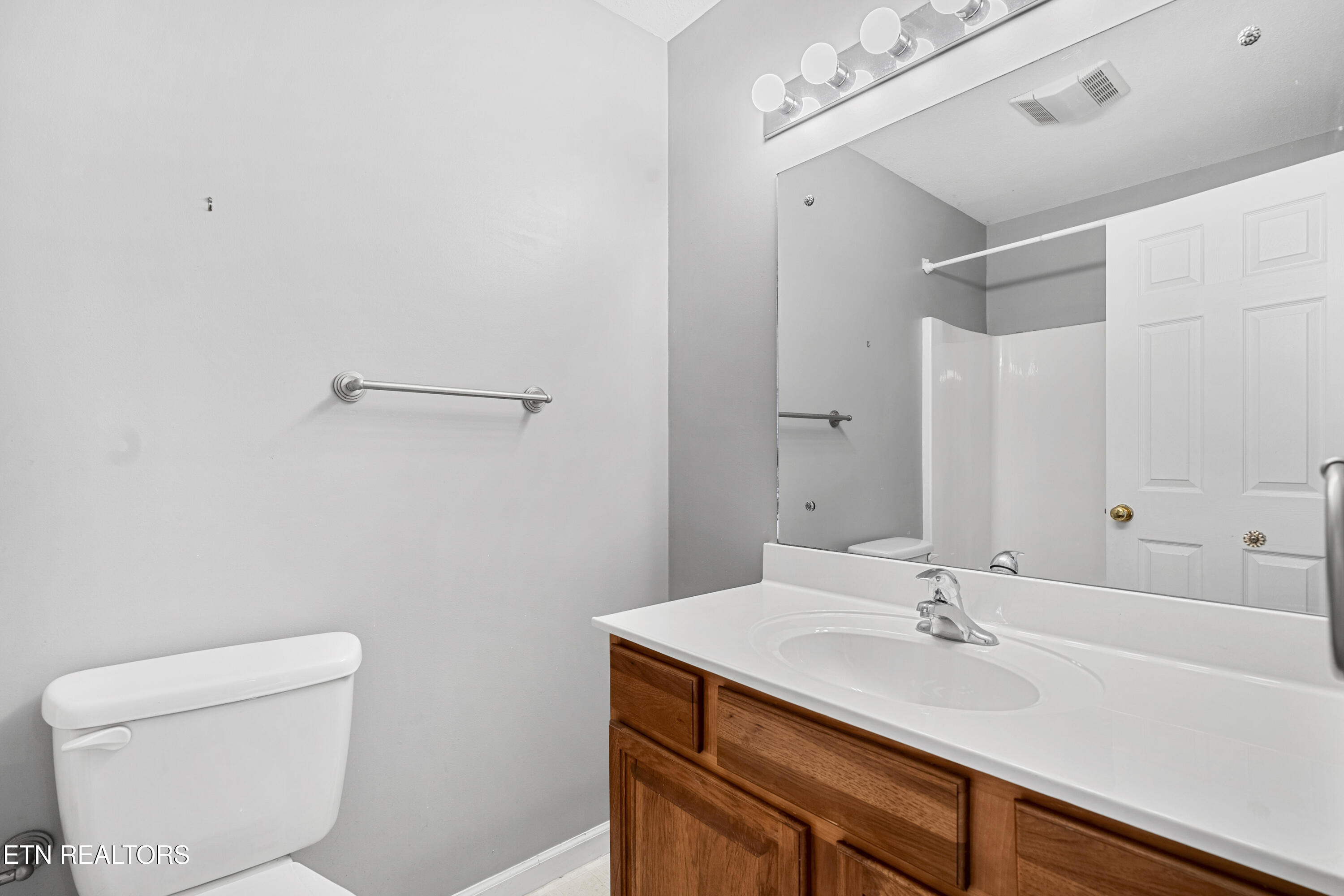 7630 Racing Run Road Knoxville, TN 37920 - Photo 27 of 36 Full Bathroom Upsatirs