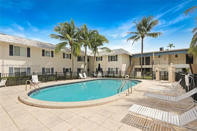 $390,000 | 8607 Southwest 68th Court, Unit 26, Pinecrest, FL 33156