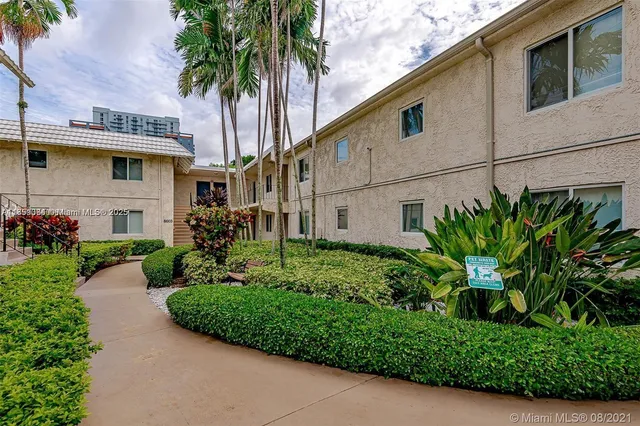 $390,000 | 8607 Southwest 68th Court, Unit 26, Pinecrest, FL 33156
