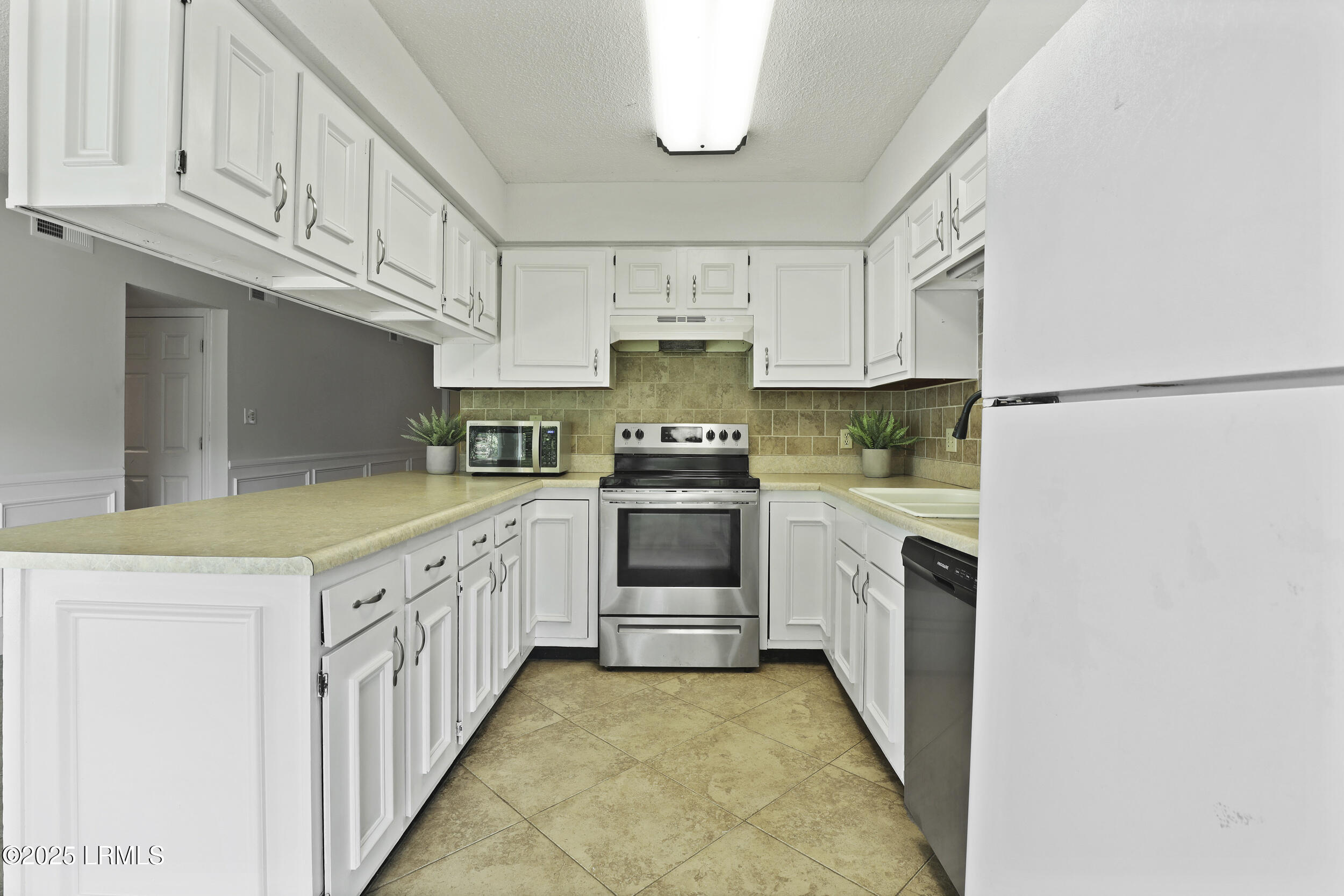 25 Sams Point Road, Unit D1 Beaufort, SC 29907 - Photo 22 of 47 22_1x2a1930