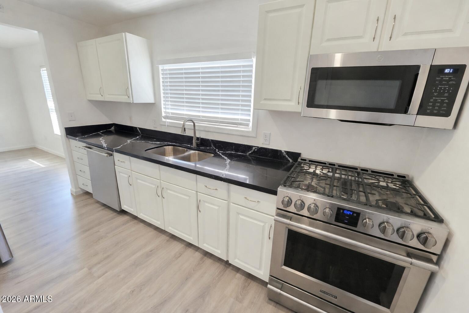 4642 North 10th Street Phoenix, AZ 85014 - Photo 4 of 25 kitchen 3