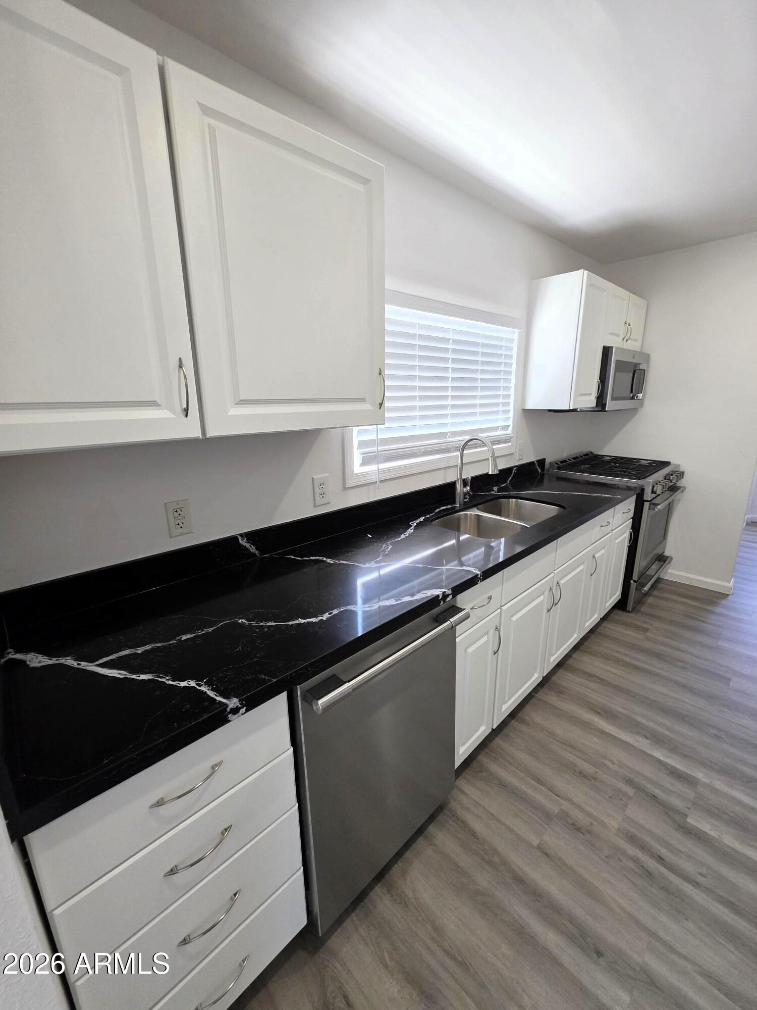 4642 North 10th Street Phoenix, AZ 85014 - Photo 5 of 25 Kitchen