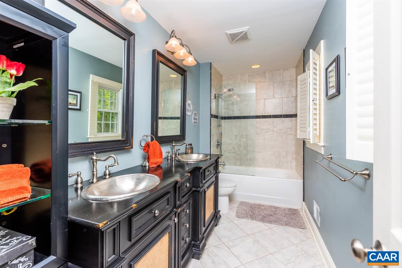 2417 Northfield Road Charlottesville, VA 22901 - Photo 19 of 47 a bathroom with a sink a tub and a mirror