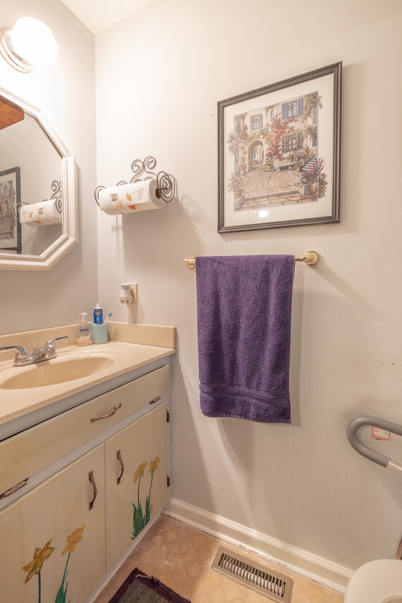 5622 Hopewell Road Springfield, TN 37172 - Photo 18 of 23 a bathroom with a sink a mirror and a toilet