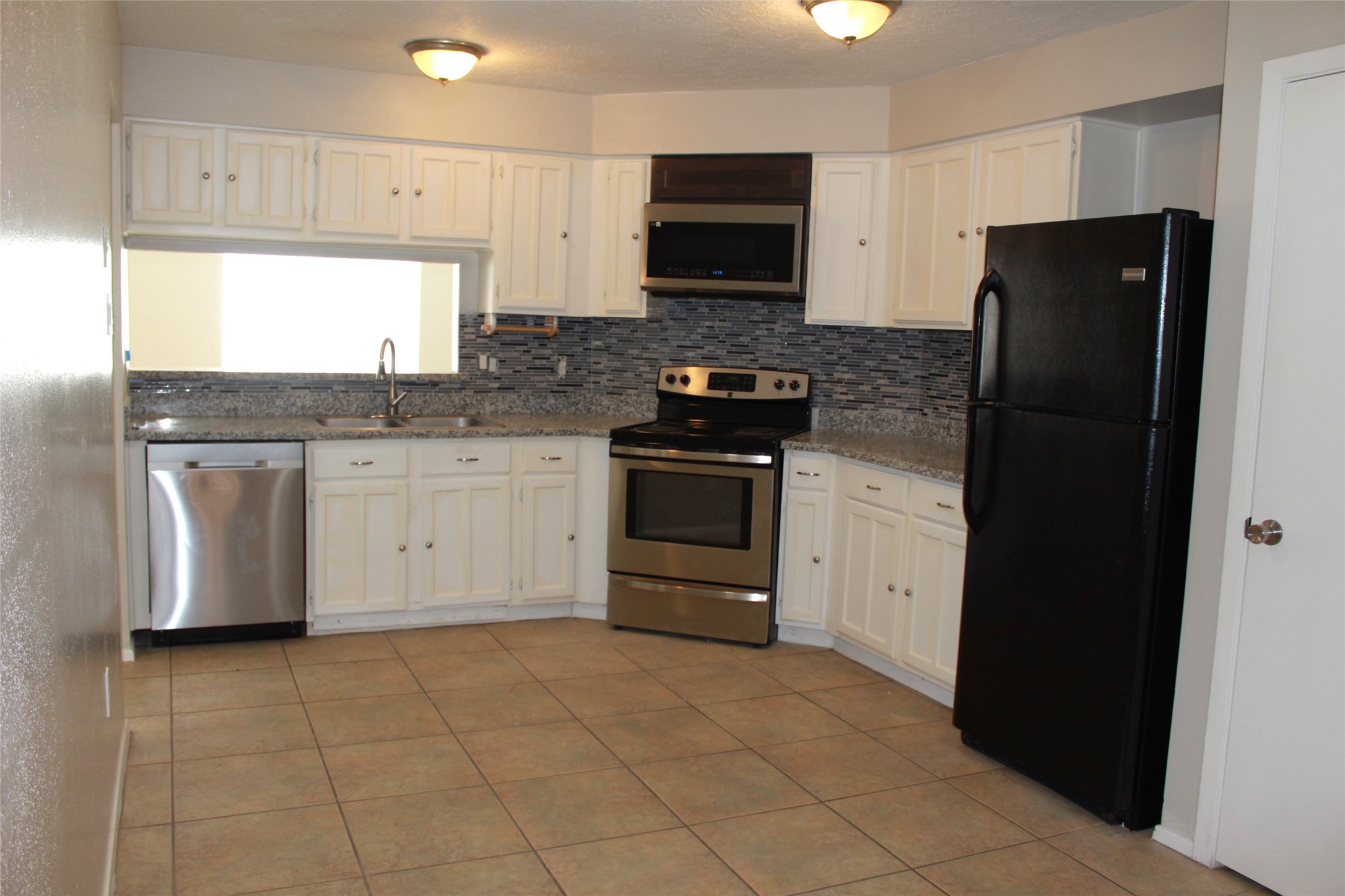 4406 Lost Lake Lane Spring, TX 77388 - Photo 13 of 36 Kitchen with granite countertops and a new back splash.