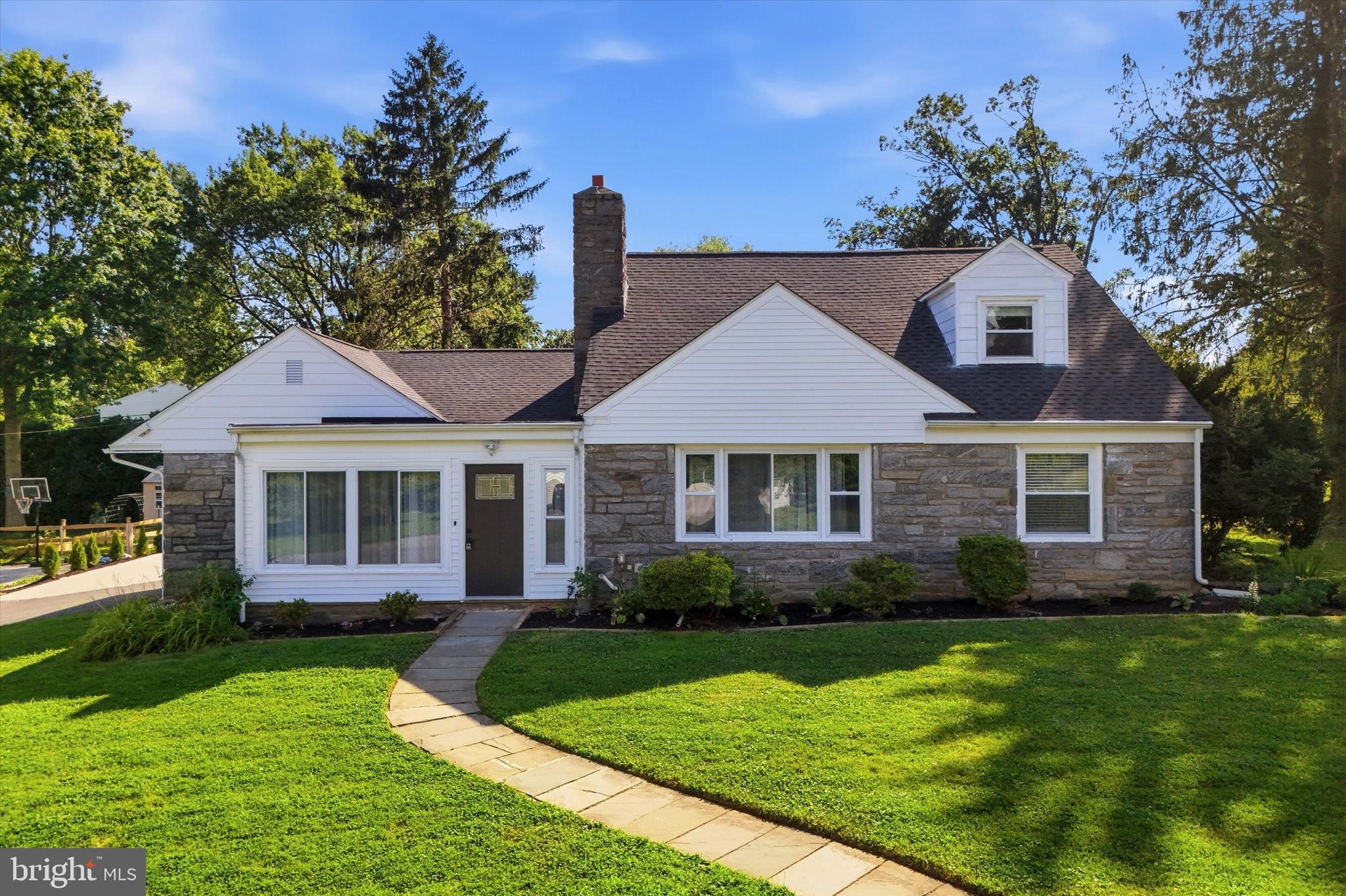 411 Osborne Lane Wallingford, PA 19086 - Photo 3 of 58