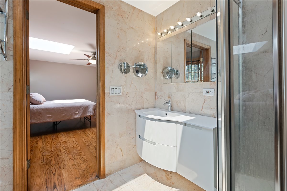 33 Half Day Road Lincolnshire, IL 60069 - Photo 14 of 38 a en suite bathroom with a toilet sink and mirror