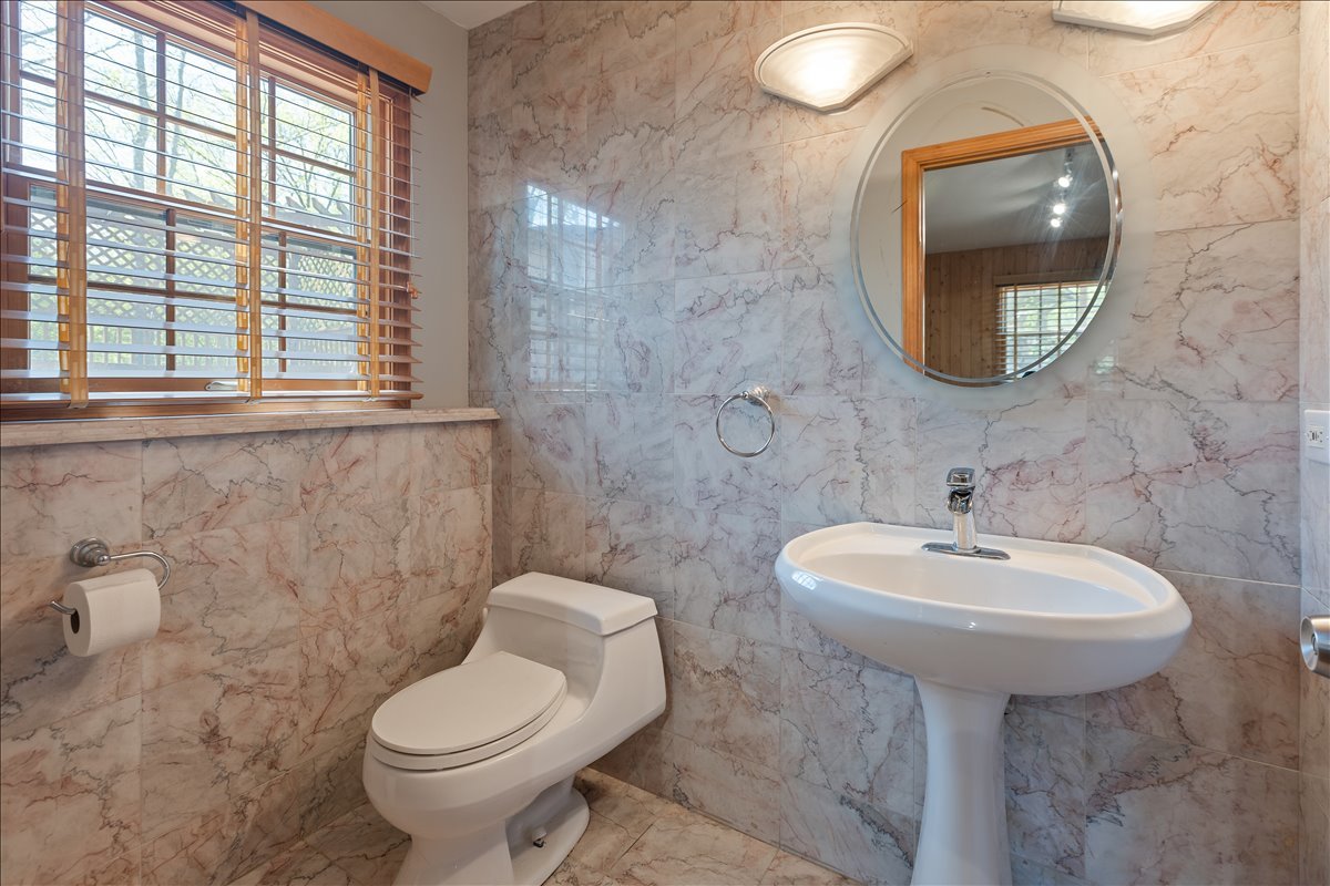 33 Half Day Road Lincolnshire, IL 60069 - Photo 25 of 38 a bathroom with a sink toilet and mirror