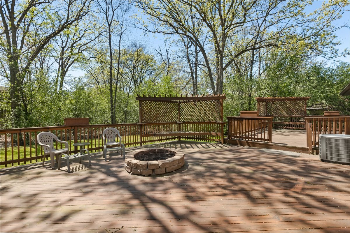 33 Half Day Road Lincolnshire, IL 60069 - Photo 29 of 38 a view of backyard with a table and chairs