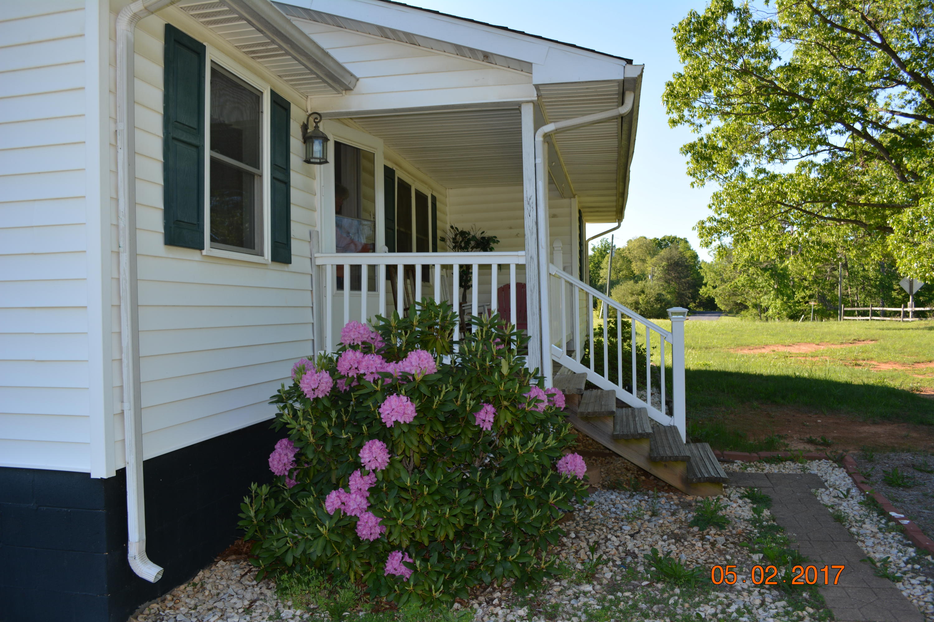 3174 Quarles Road Thaxton, VA 24174 - Photo 15 of 17 Front porch