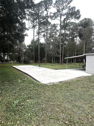 a view of a house with backyard
