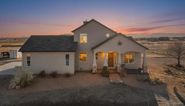 a view of a house with backyard