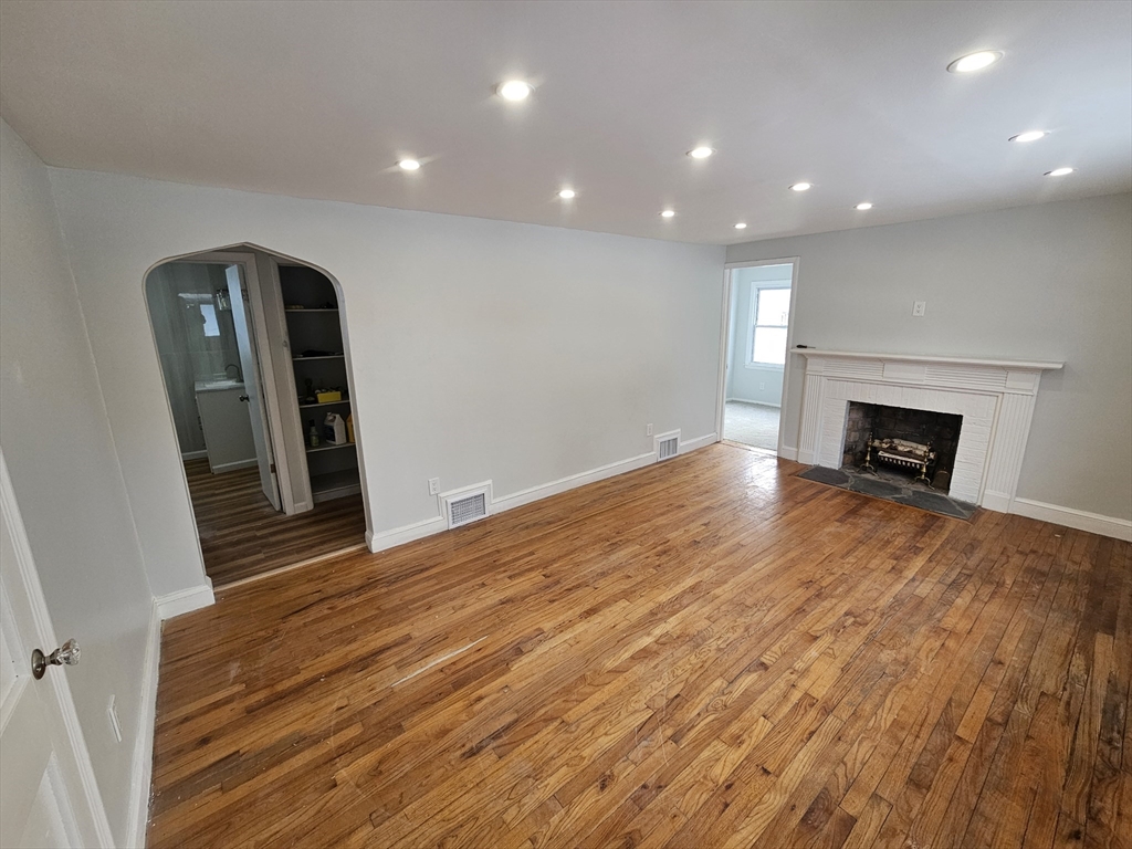 113 Lexington Street Springfield, MA 01107 - Photo 5 of 17