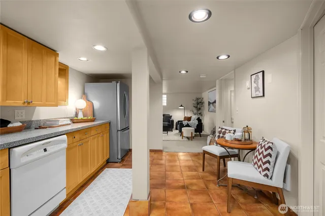 $1,900 | 806 Northeast 71st Street, Unit B, Seattle, WA 98115