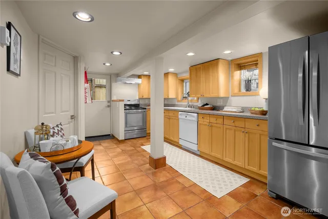 $1,900 | 806 Northeast 71st Street, Unit B, Seattle, WA 98115