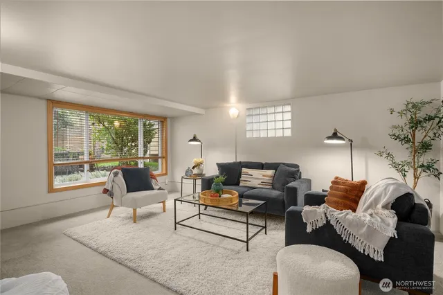 $1,900 | 806 Northeast 71st Street, Unit B, Seattle, WA 98115