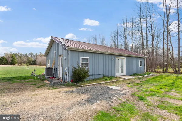 a view of a house with backyard and garden