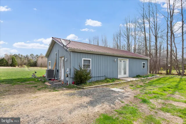 a view of a house with backyard and garden