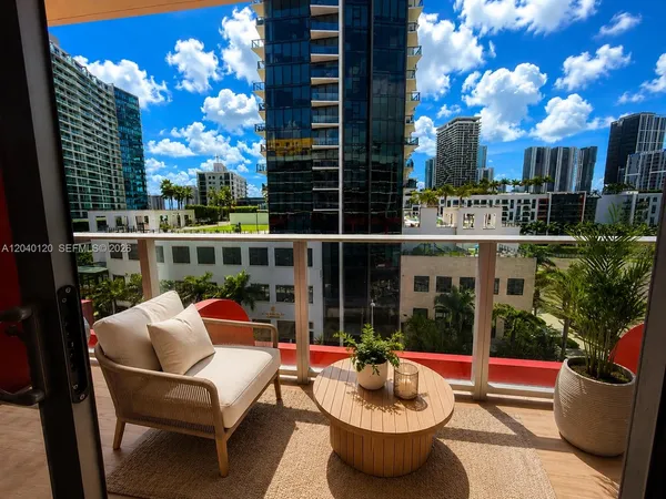 $4,900 | 90 Northeast 32nd Street, Unit 705, Miami, FL 33127