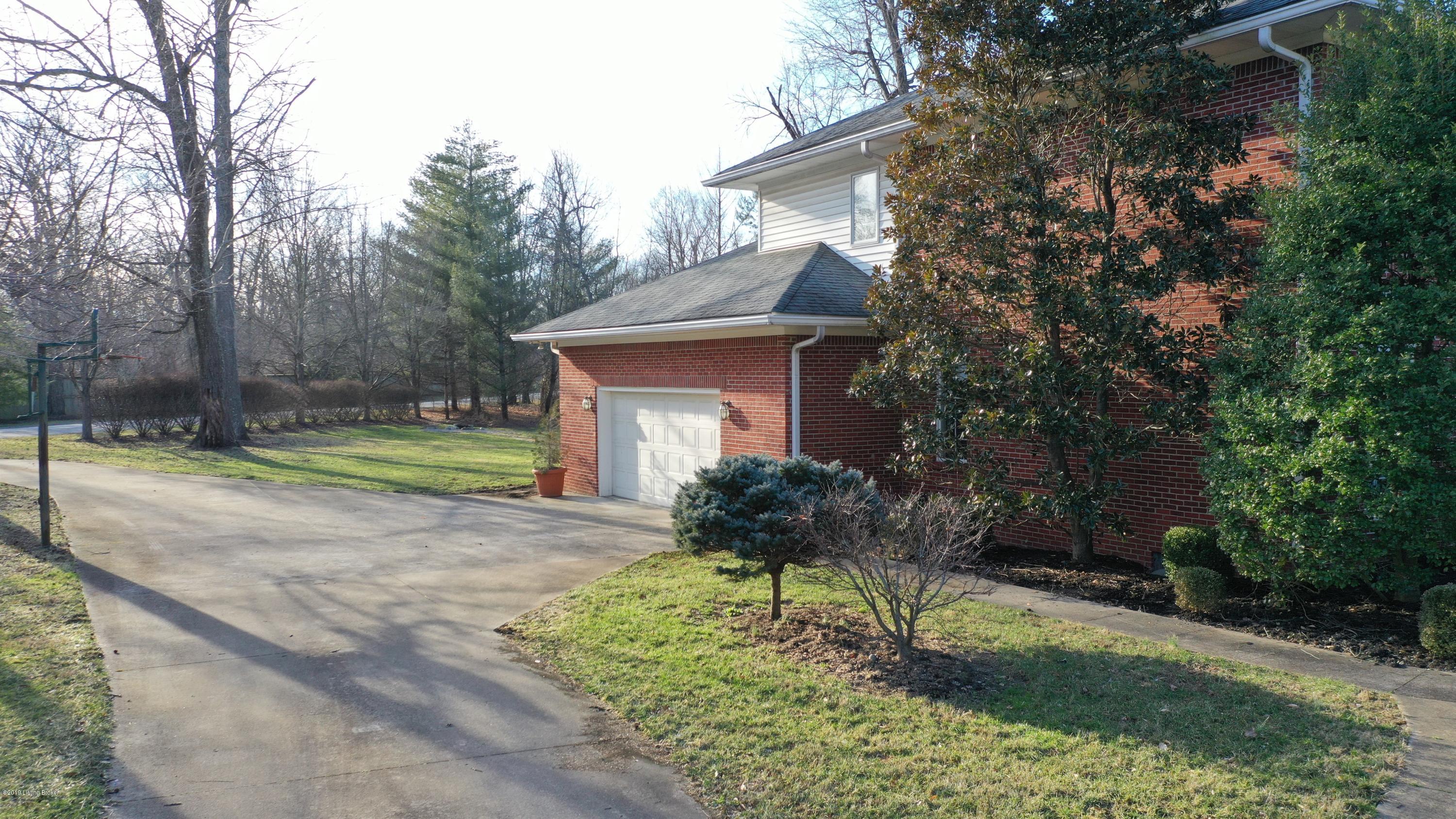 7 Anchorage Pointe Anchorage, KY 40223 - Photo 5 of 62 004_Drive And Garage