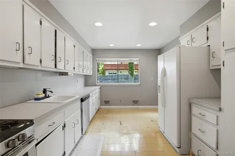 $899,999 | 41 Shepherds Drive, Scarsdale, NY 10583