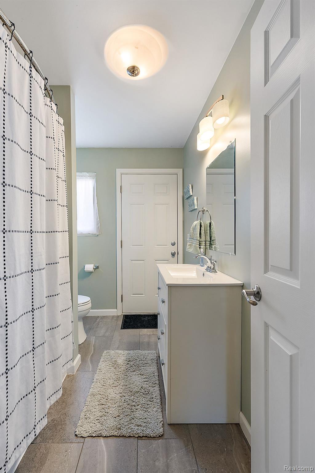 1065 Clyde Road Highland, MI 48357 - Photo 27 of 64 Main bath w/back door ...perfect for the pool