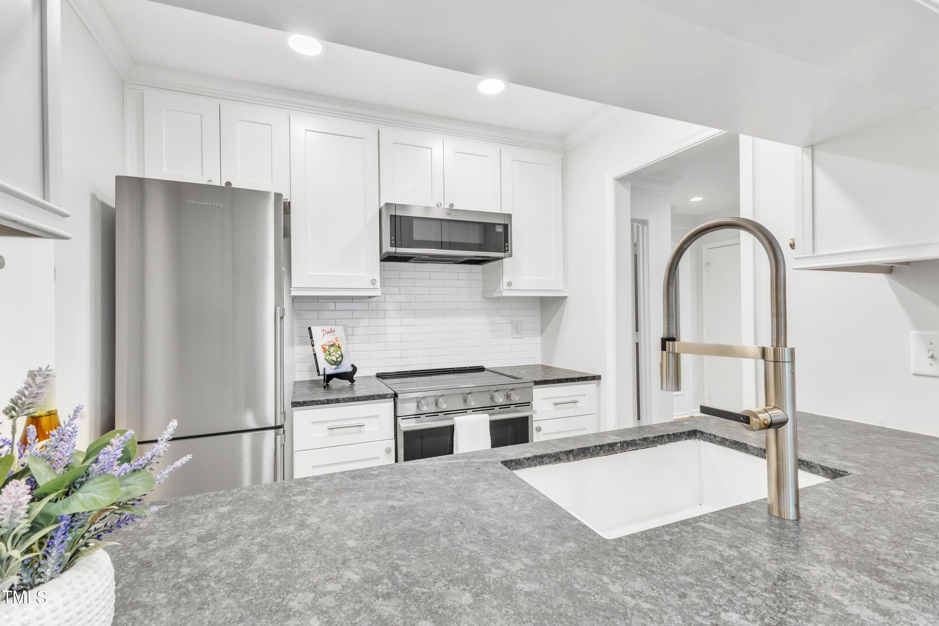 3245 Mill Run Raleigh, NC 27612 - Photo 8 of 30 Bright Kitchen