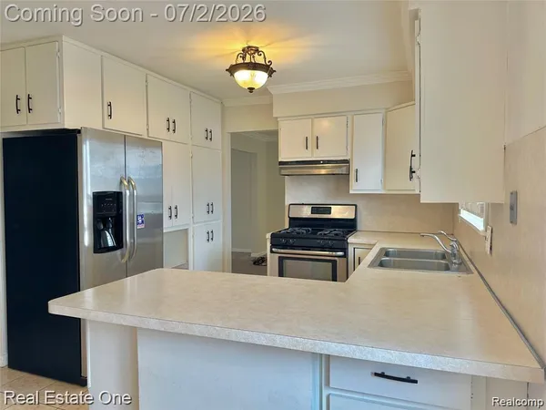 $2,495 | 26950 Rochelle Street, Dearborn Heights, MI 48127