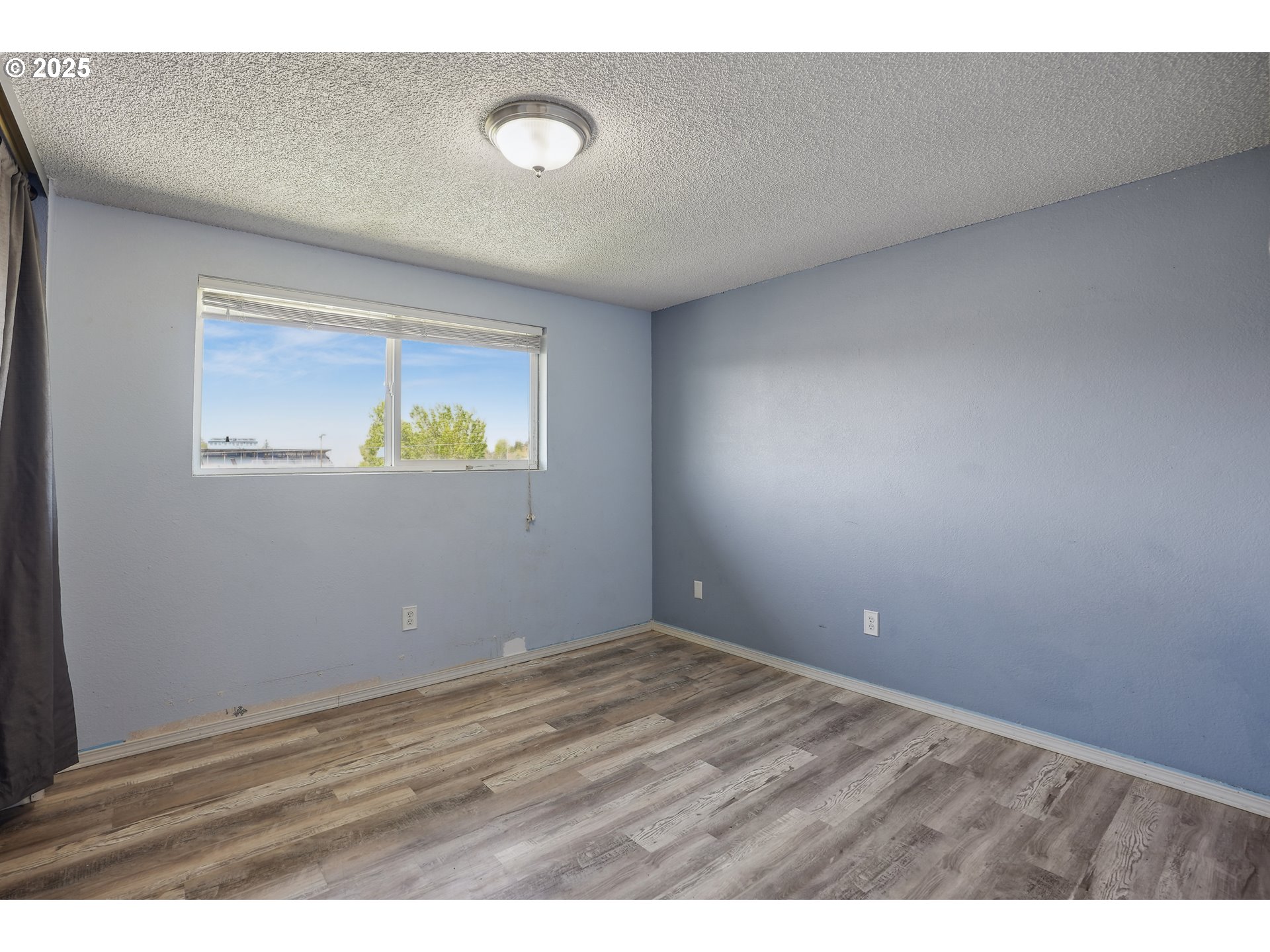 1510 Deborah Road, Unit 4 Newberg, OR 97132 - Photo 18 of 26 an empty room with a window