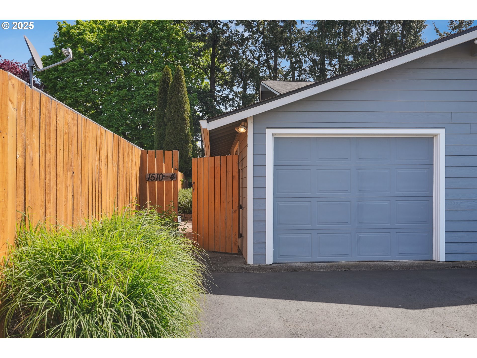 1510 Deborah Road, Unit 4 Newberg, OR 97132 - Photo 2 of 26 a backyard of a house