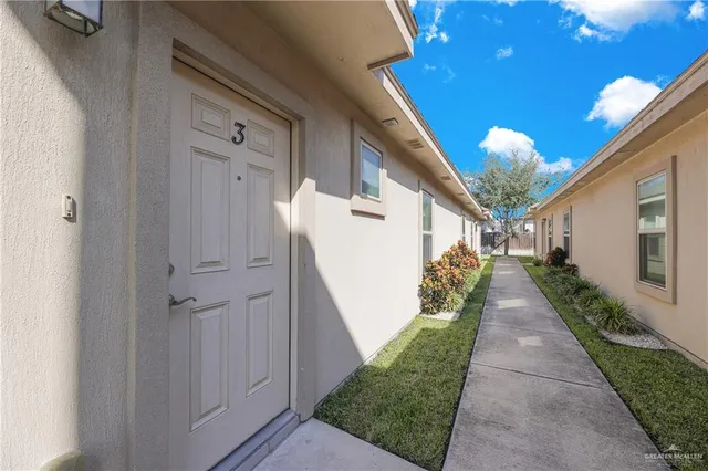 a view of a pathway with a white house