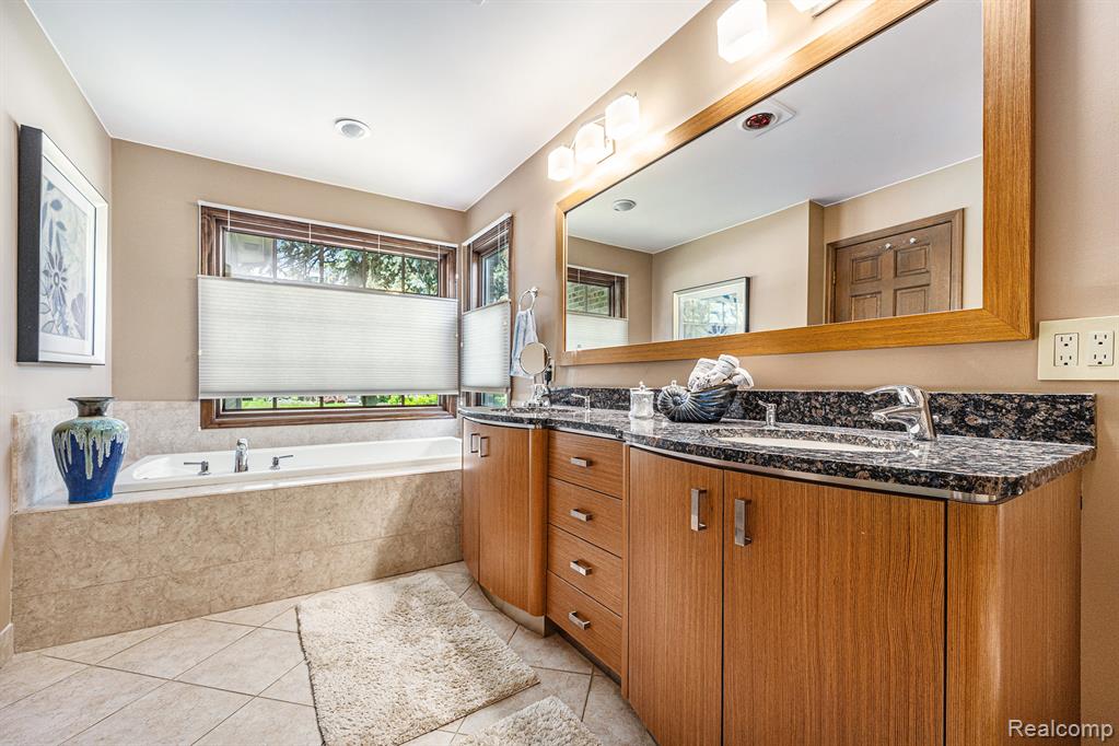 31220 Country Ridge Circle Farmington Hills, MI 48331 - Photo 18 of 35