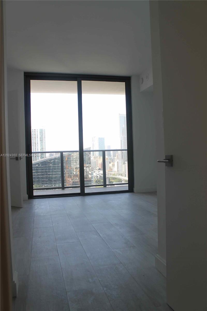 45 Southwest 9th Street, Unit 2109 Miami, FL 33130 - Photo 5 of 40 an empty room with a fireplace