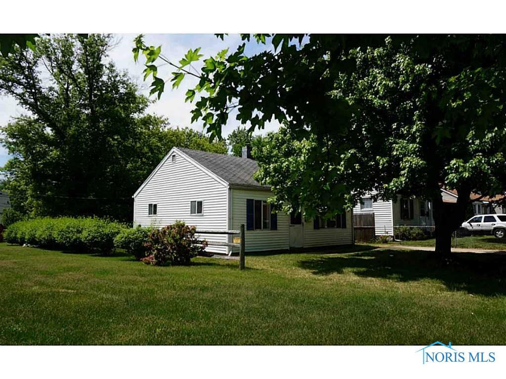 929 Searles Road Toledo, OH 43607 - Photo 1 of 9 Exterior Side View.