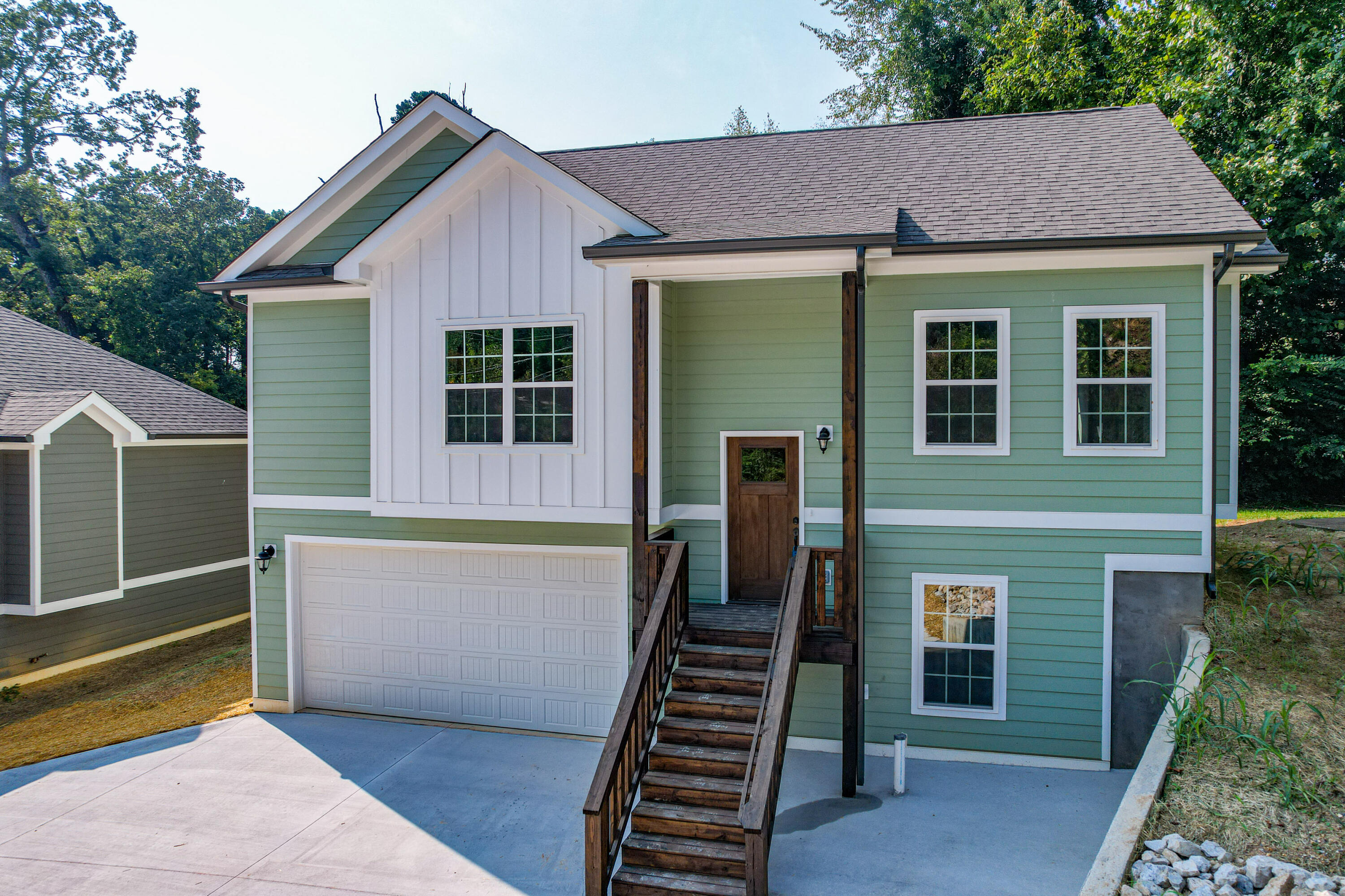 1020 Fernway Road Chattanooga, TN 37405 - Photo 2 of 27 1020 Fernway Rd exterior-2