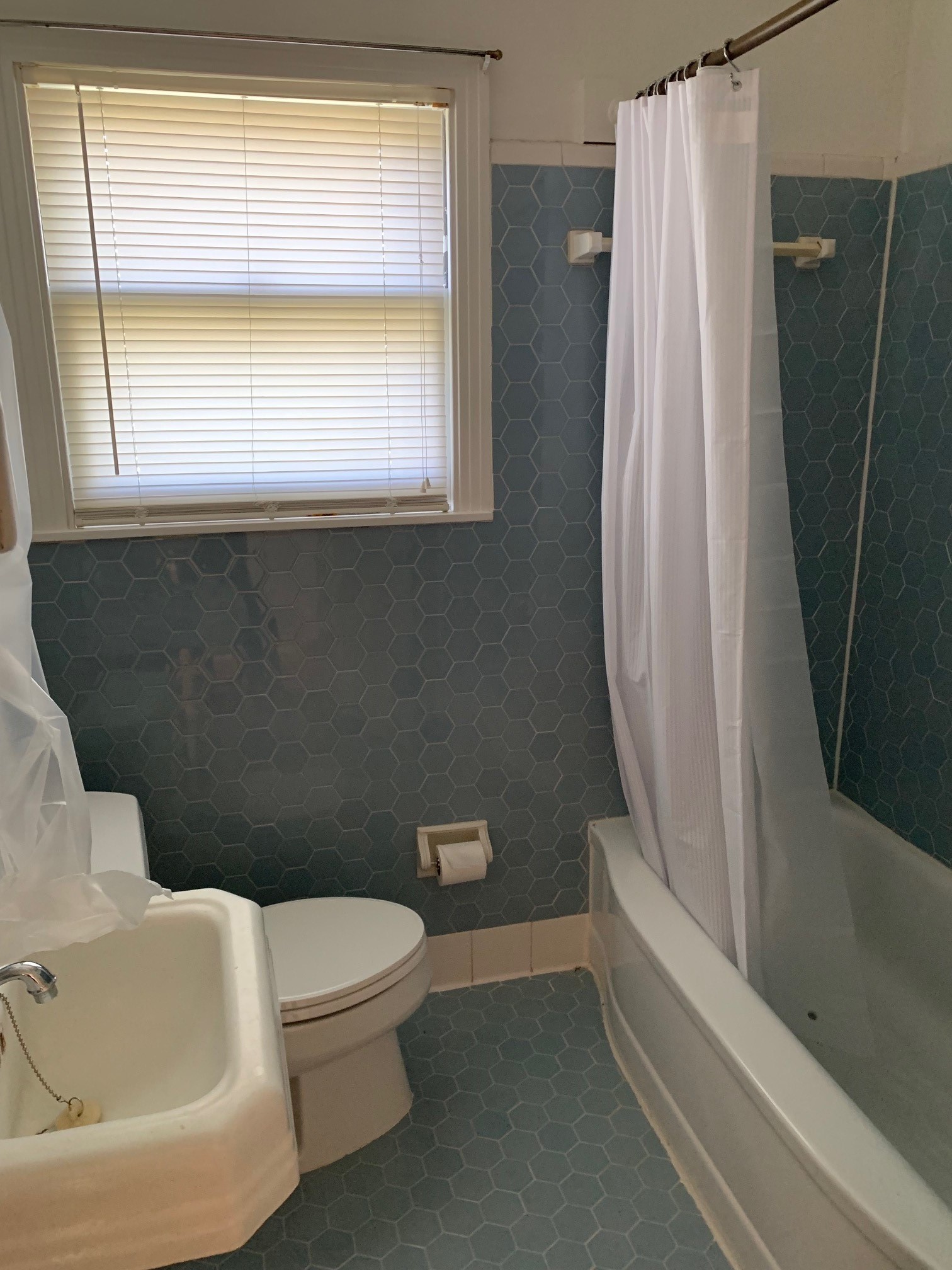 1708 Madison Avenue Austin, TX 78757 - Photo 15 of 20 a bathroom with a toilet and a bathtub