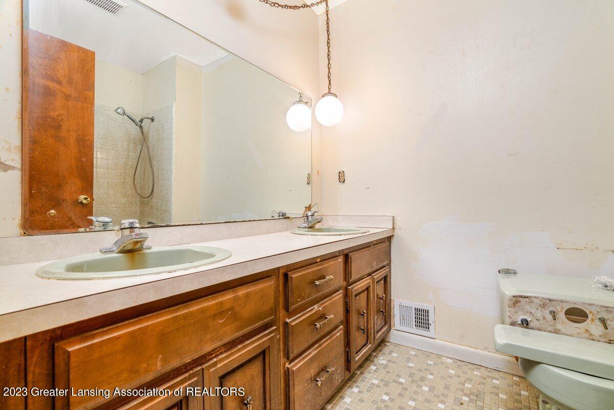 175 Shoesmith Road Haslett, MI 48840 - Photo 22 of 45 Bathroom