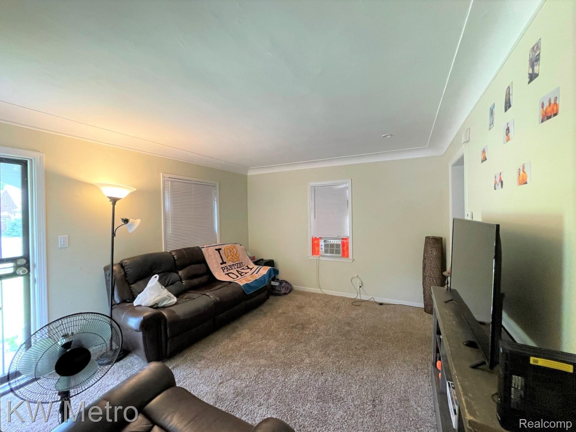 11077 Nottingham Road Detroit, MI 48224 - Photo 2 of 13 Living Room