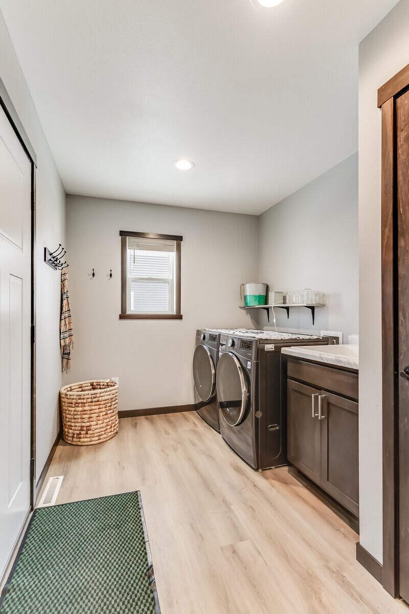 2007 Spakenburg Road Holmen, WI 54636 - Photo 21 of 42 27_2007SpakenburgRd_LaundryRm3_mls