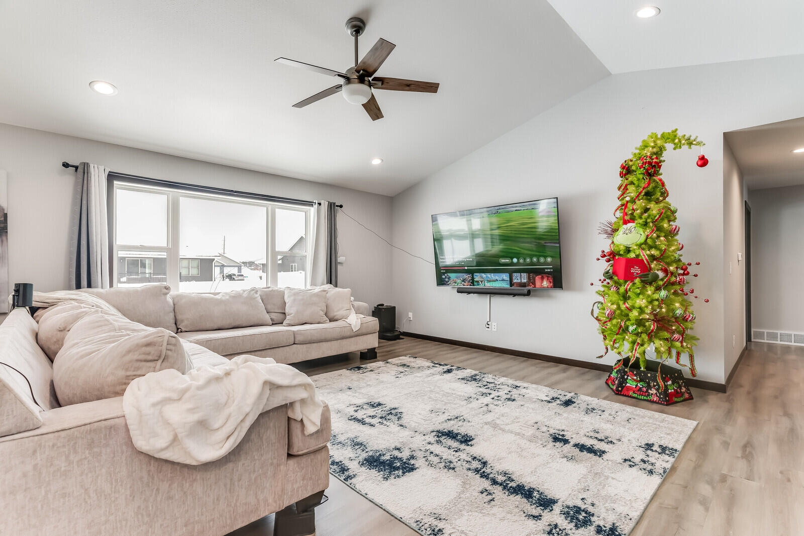 2007 Spakenburg Road Holmen, WI 54636 - Photo 7 of 42 13_2007SpakenburgRd_LivingRm1_mls