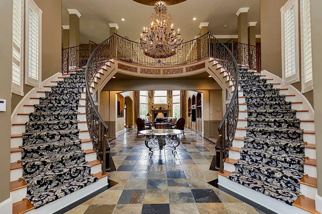 a view of entryway with chandelier