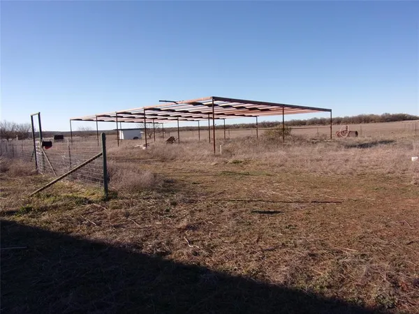 a view of a dry yard