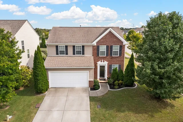 a view of a big room with a big yard