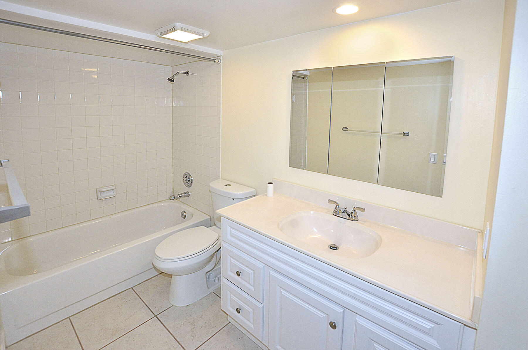 3900 Southeast County Line Road, Unit 8C Jupiter, FL 33469 - Photo 23 of 26 GuestBath1