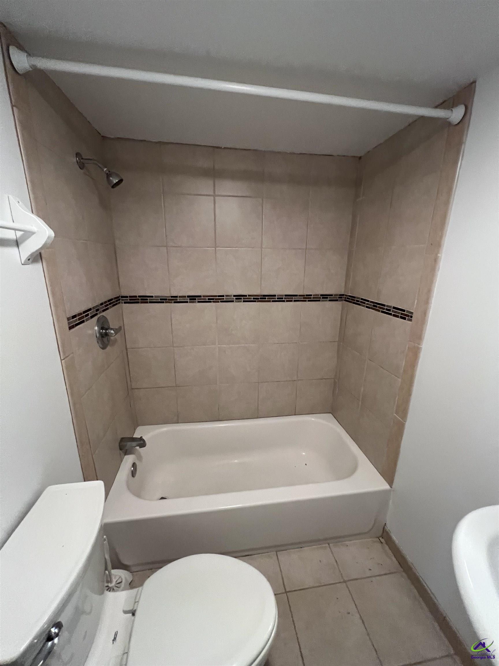 3281 State Rte 126 Dublin, GA 31021 - Photo 13 of 22 a white bath tub sitting next to a toilet