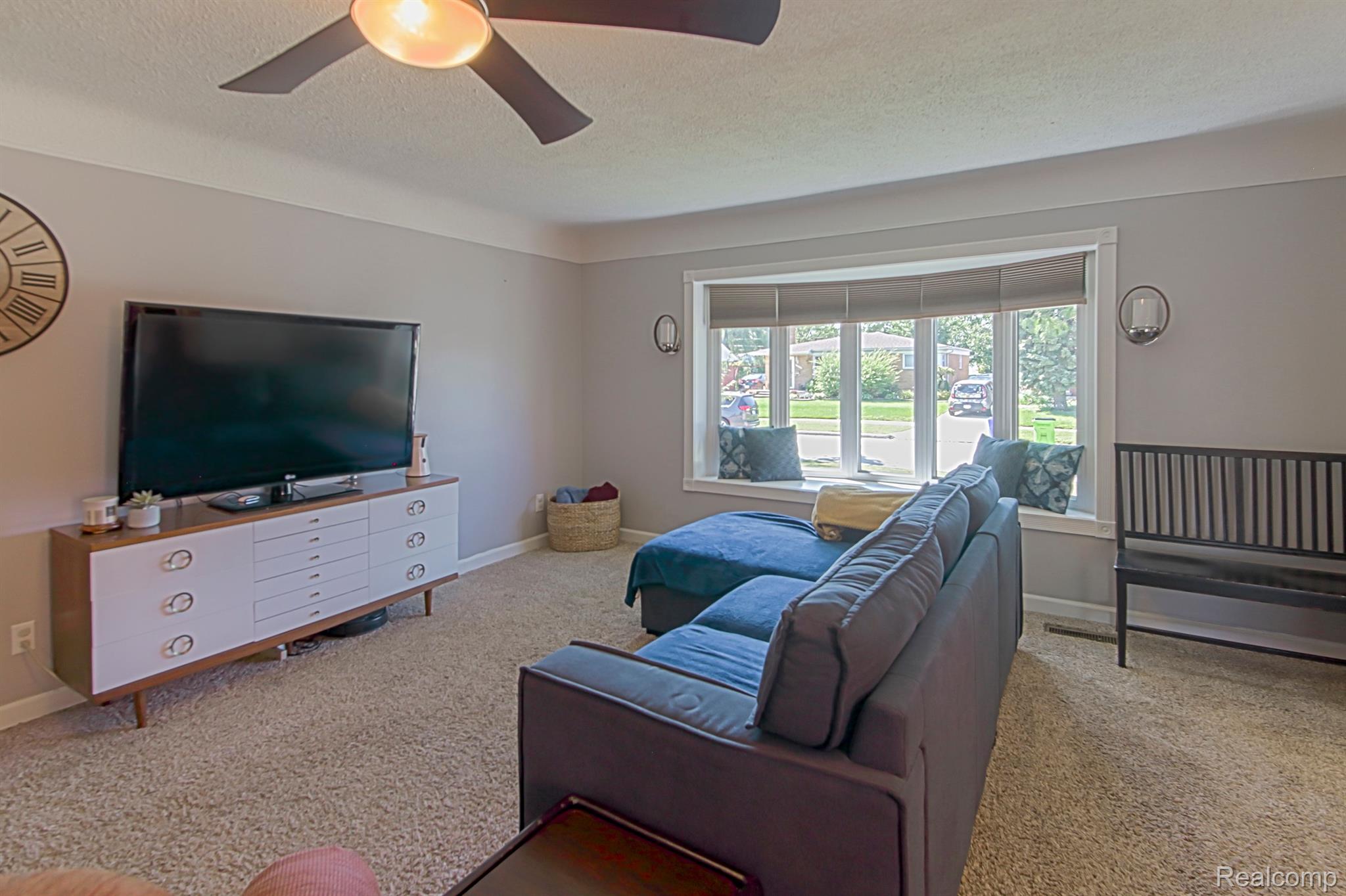 LARGE LIVING ROOM